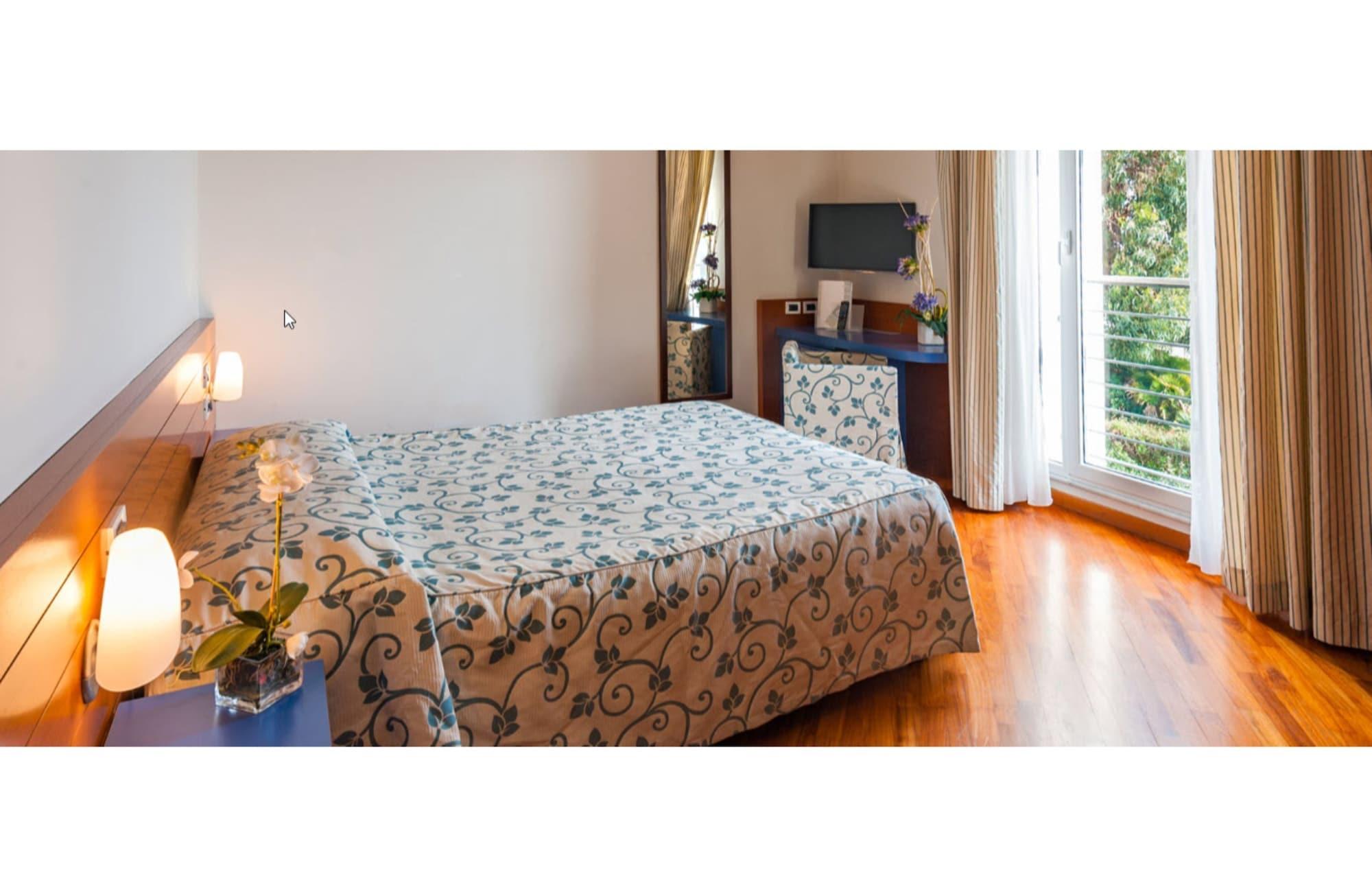 Hotel Le Roi Вараце Екстериор снимка