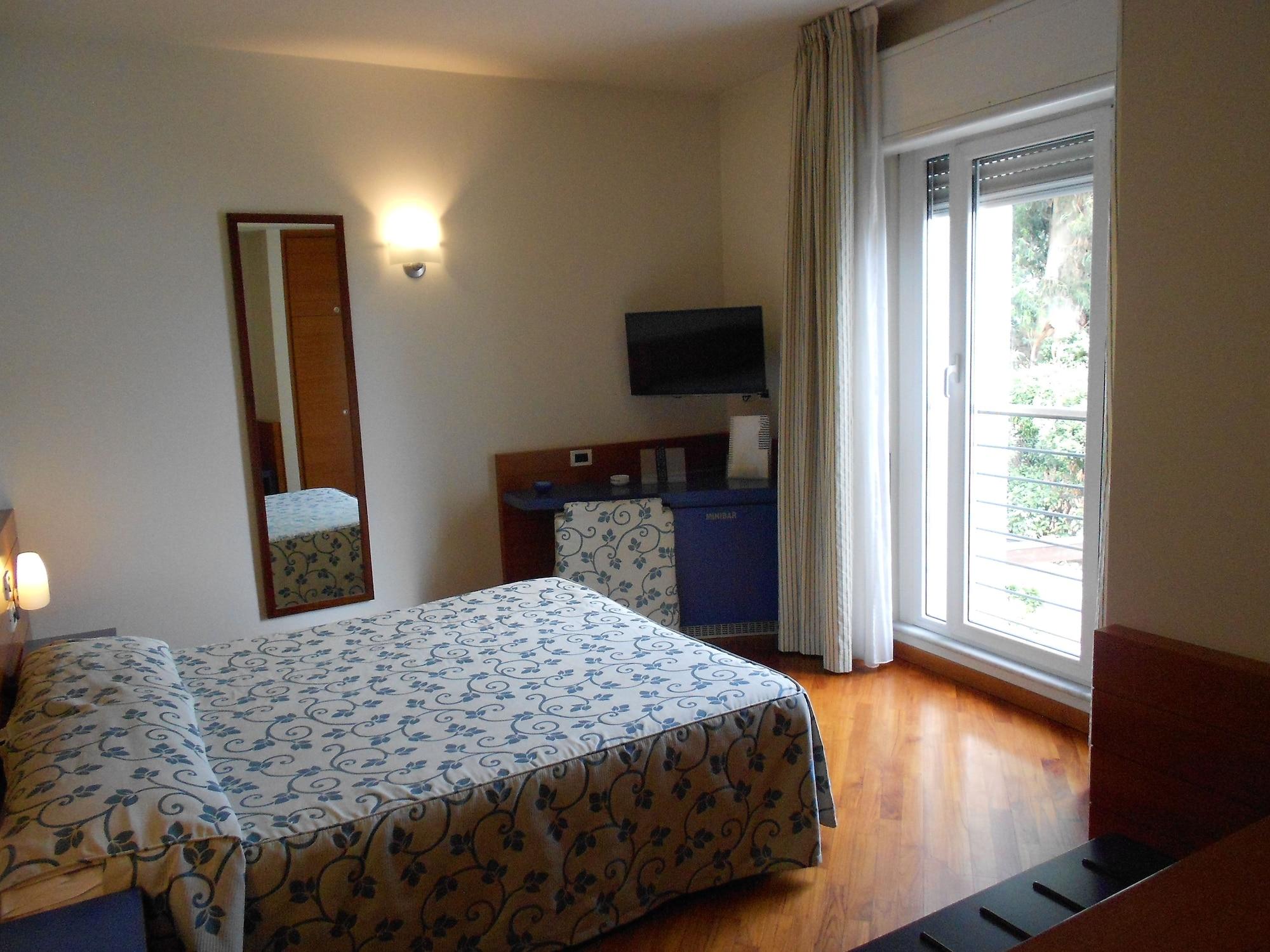 Hotel Le Roi Вараце Екстериор снимка
