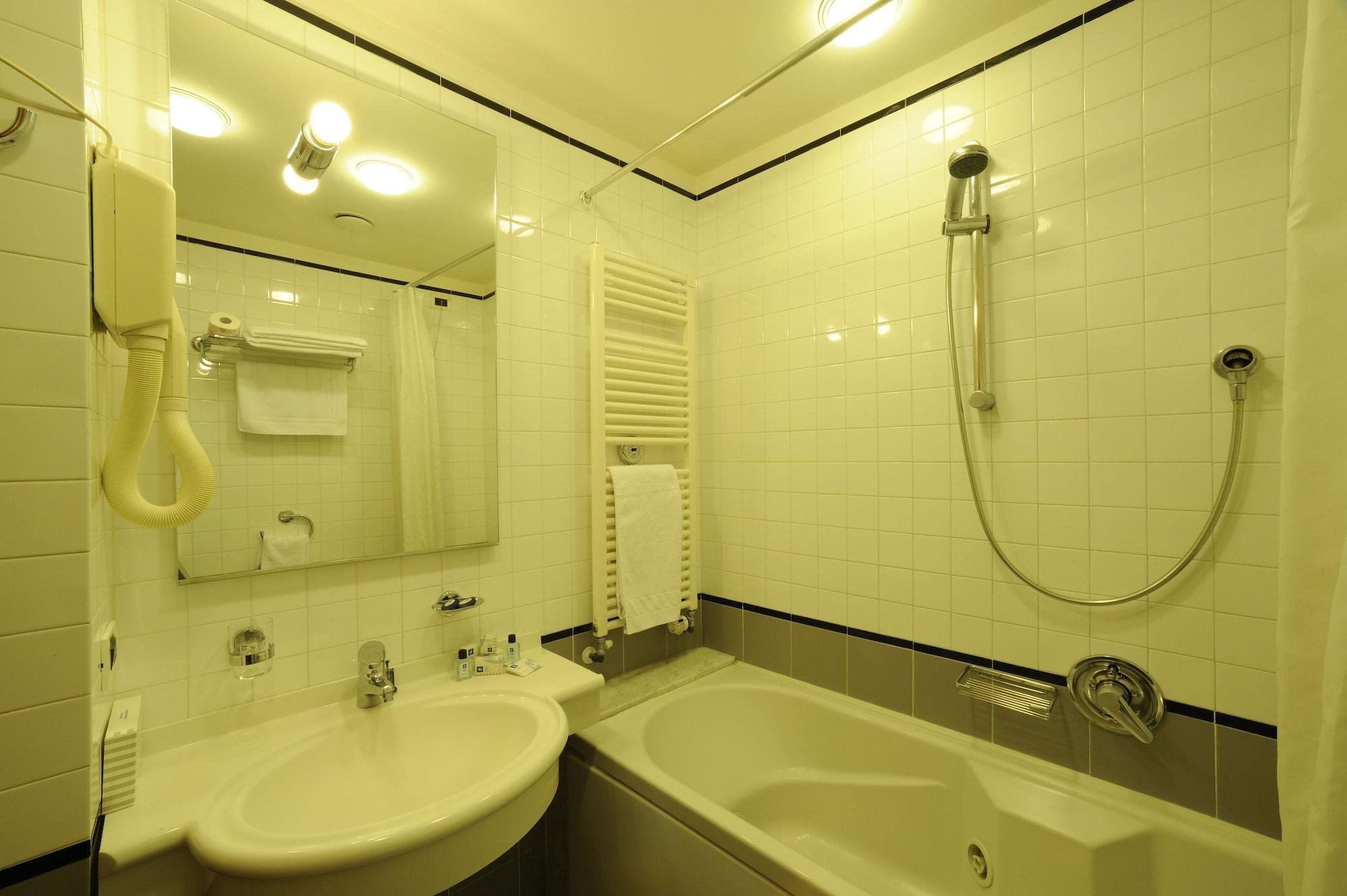 Hotel Le Roi Вараце Екстериор снимка