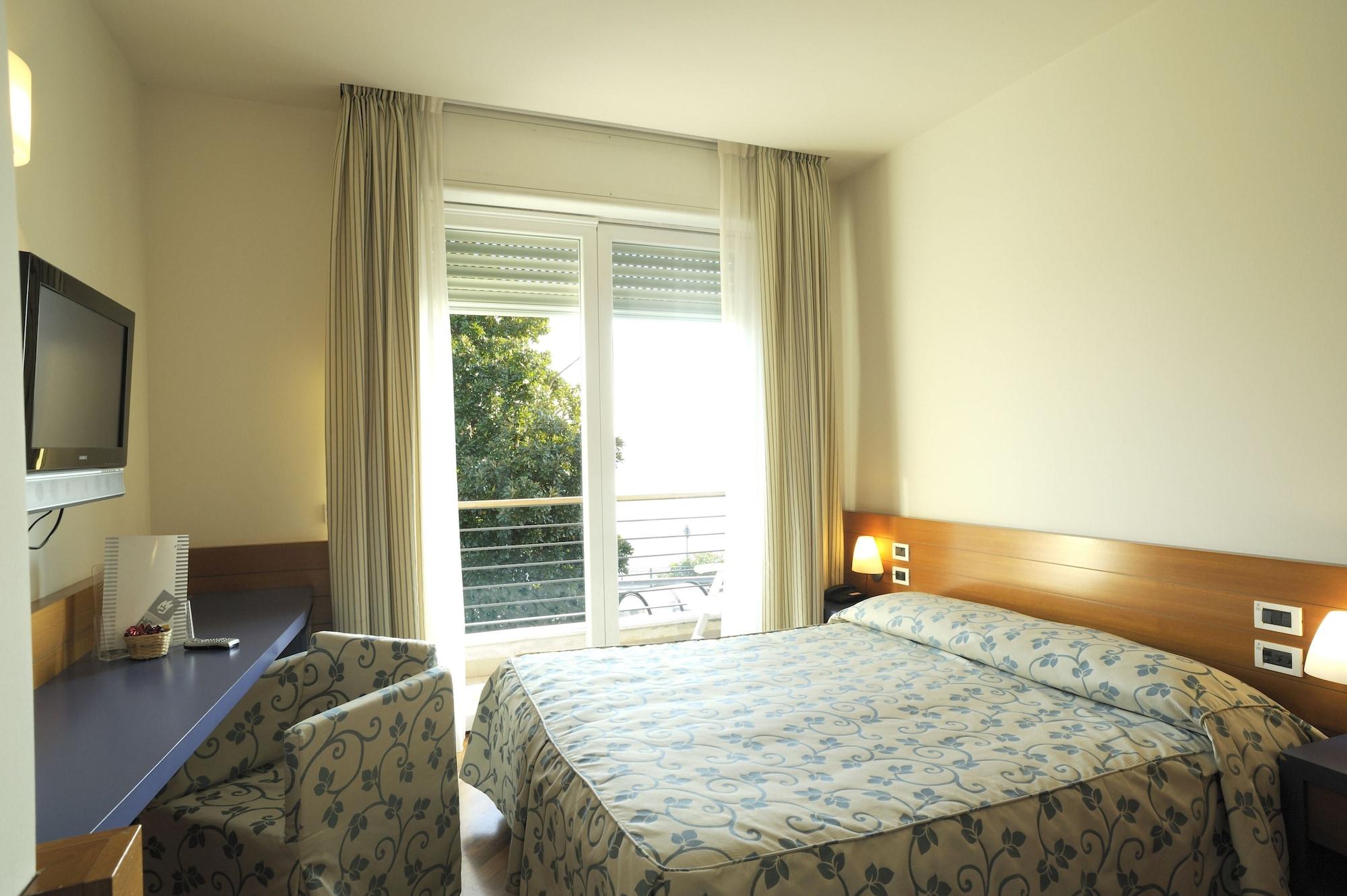 Hotel Le Roi Вараце Екстериор снимка