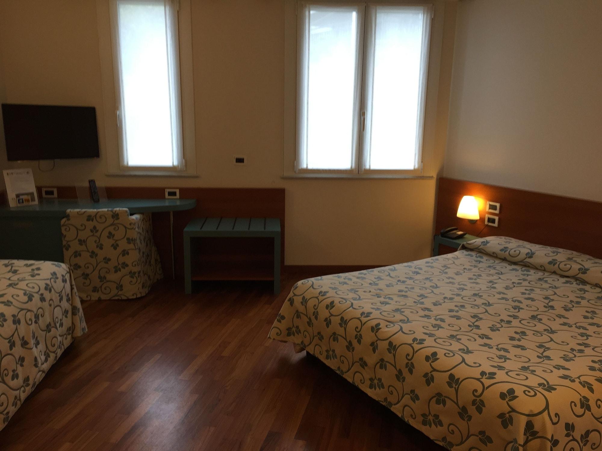 Hotel Le Roi Вараце Екстериор снимка
