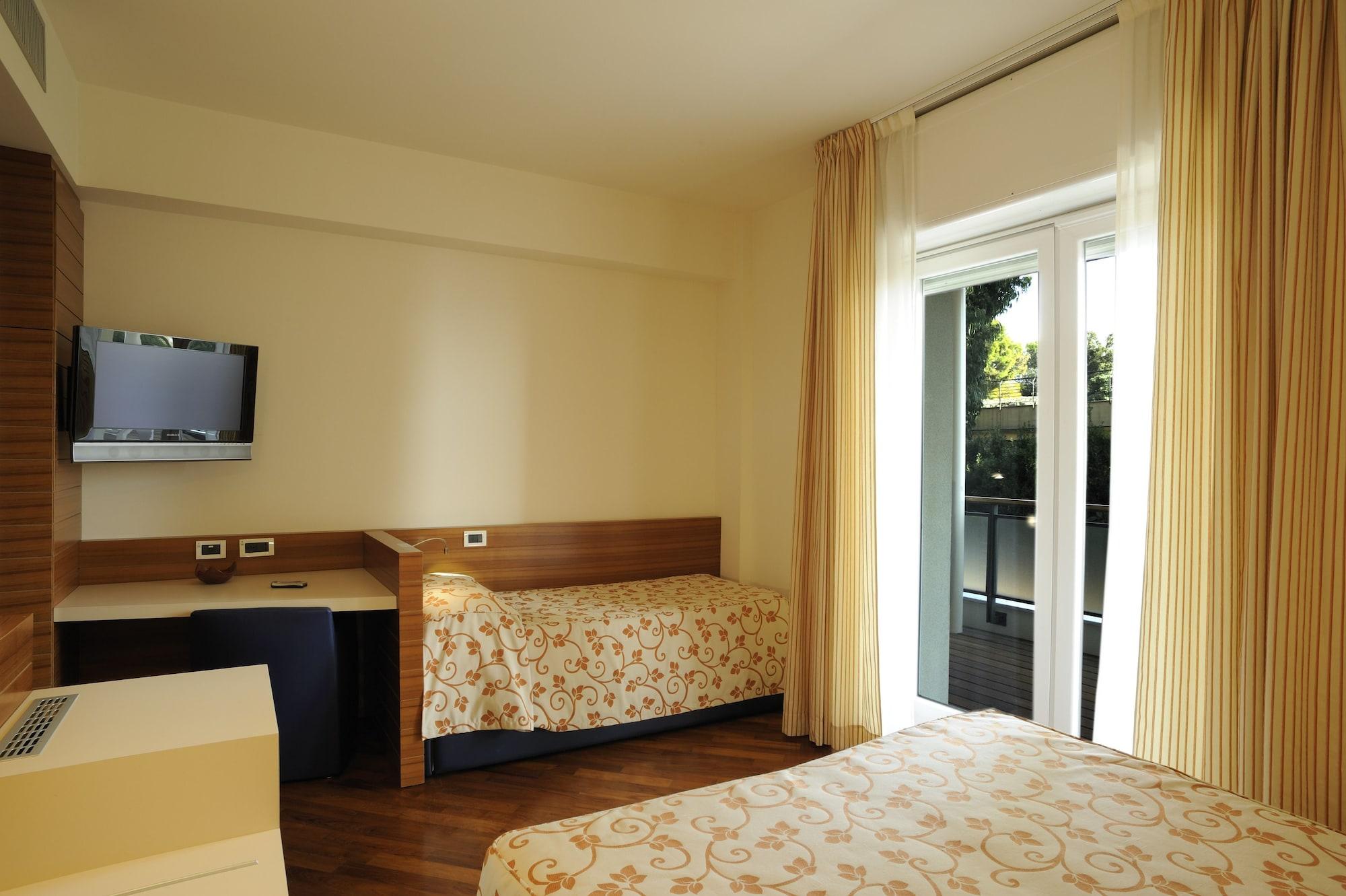 Hotel Le Roi Вараце Екстериор снимка