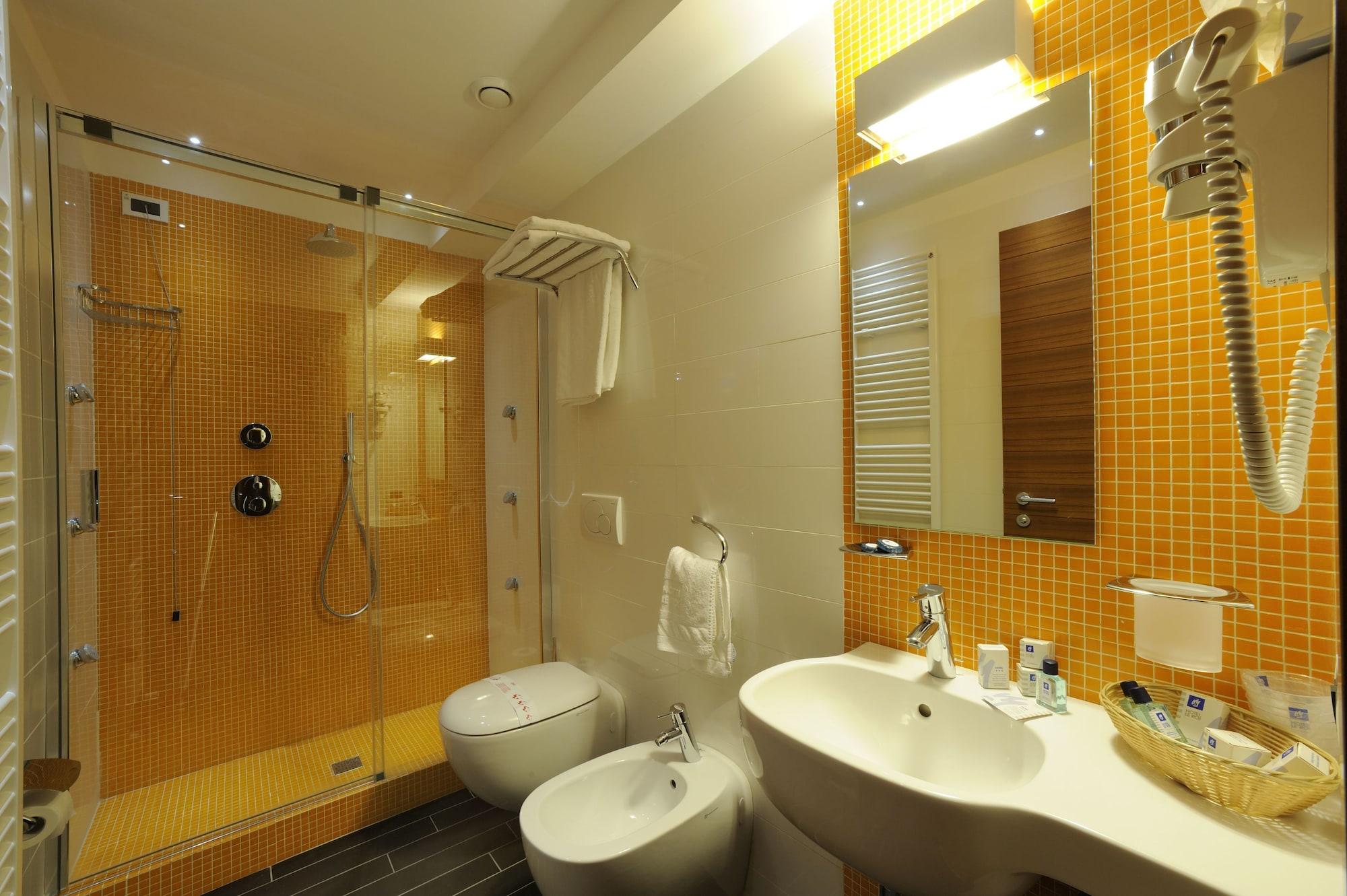 Hotel Le Roi Вараце Екстериор снимка