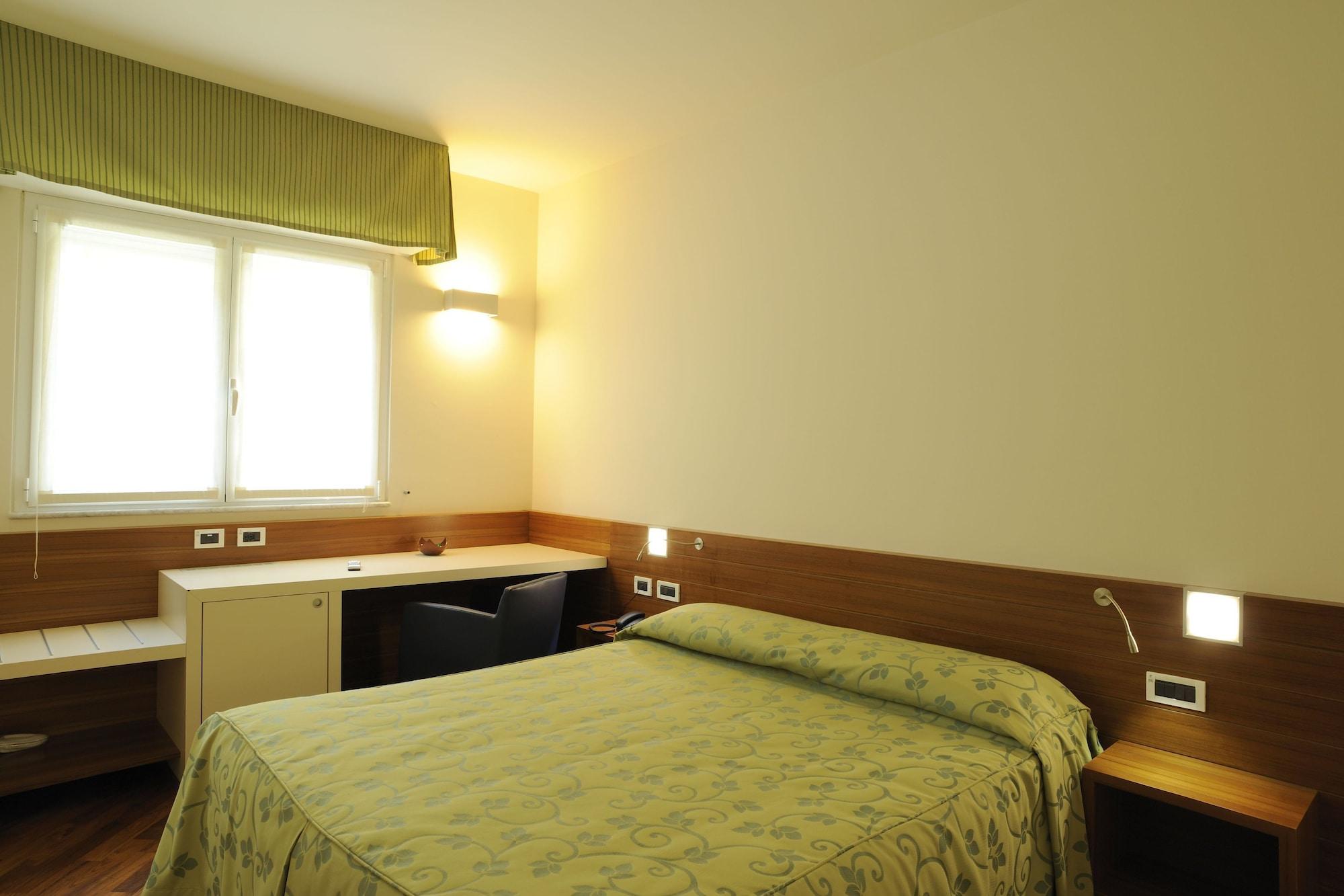 Hotel Le Roi Вараце Екстериор снимка