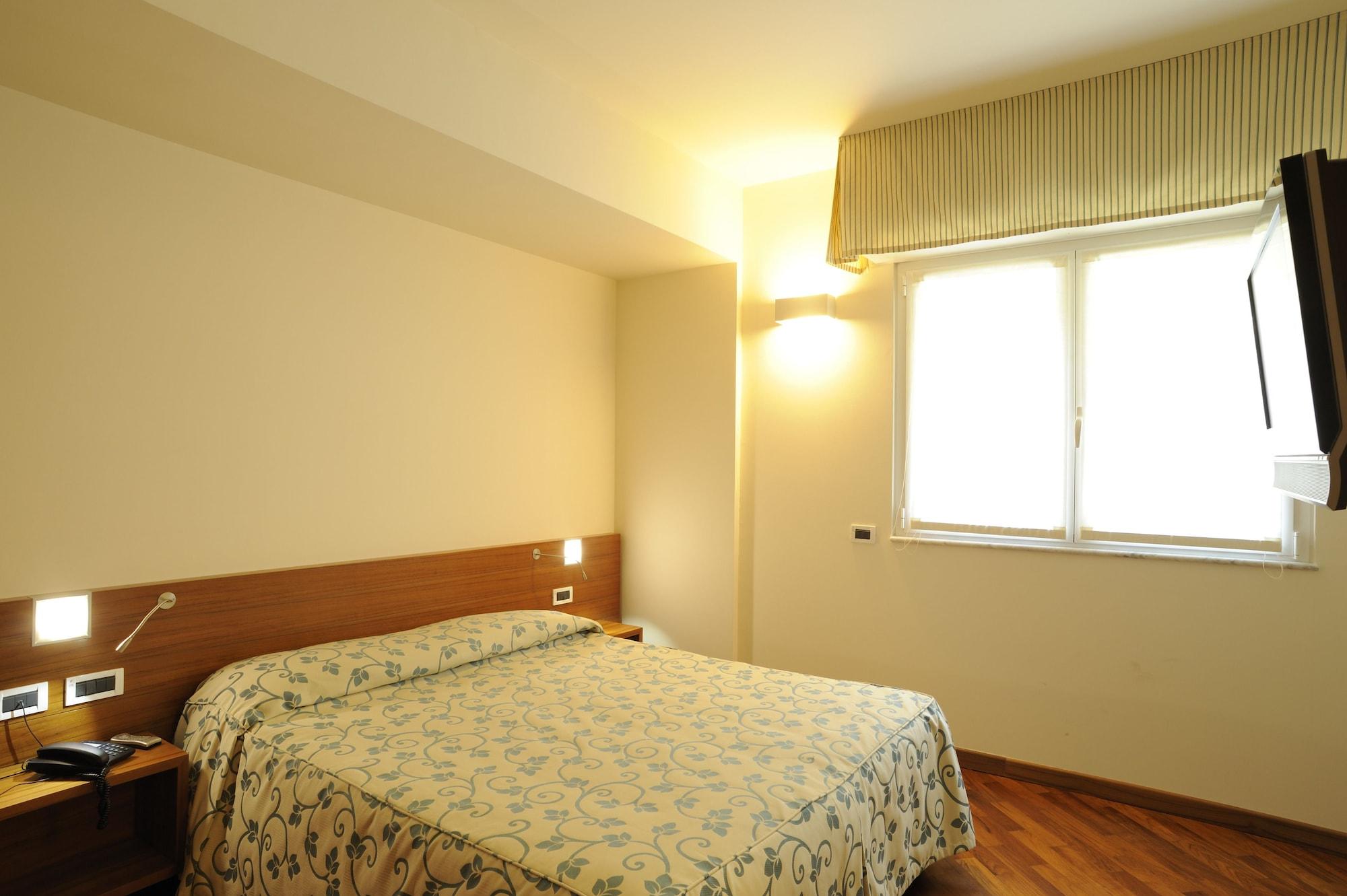 Hotel Le Roi Вараце Екстериор снимка