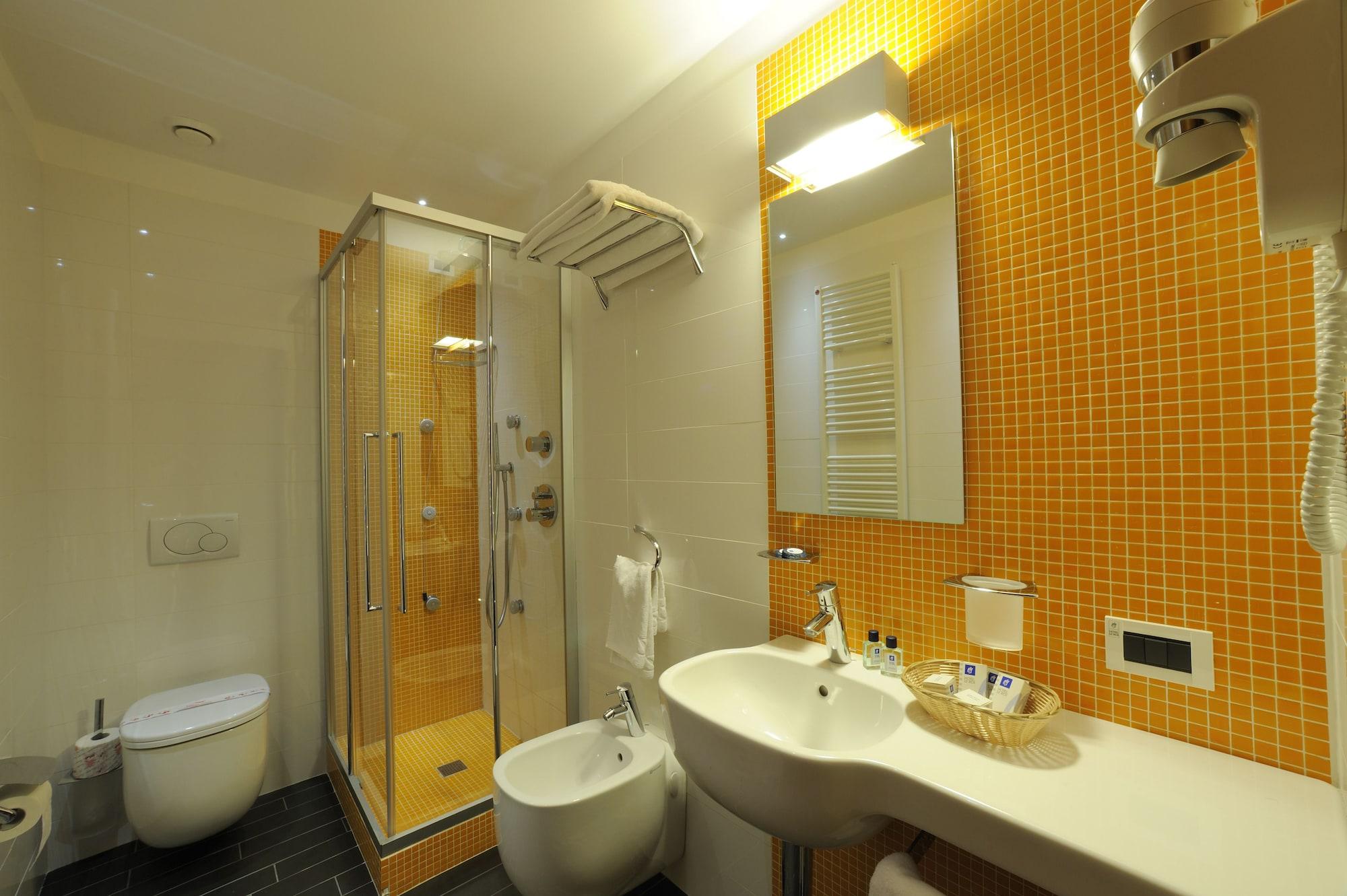 Hotel Le Roi Вараце Екстериор снимка