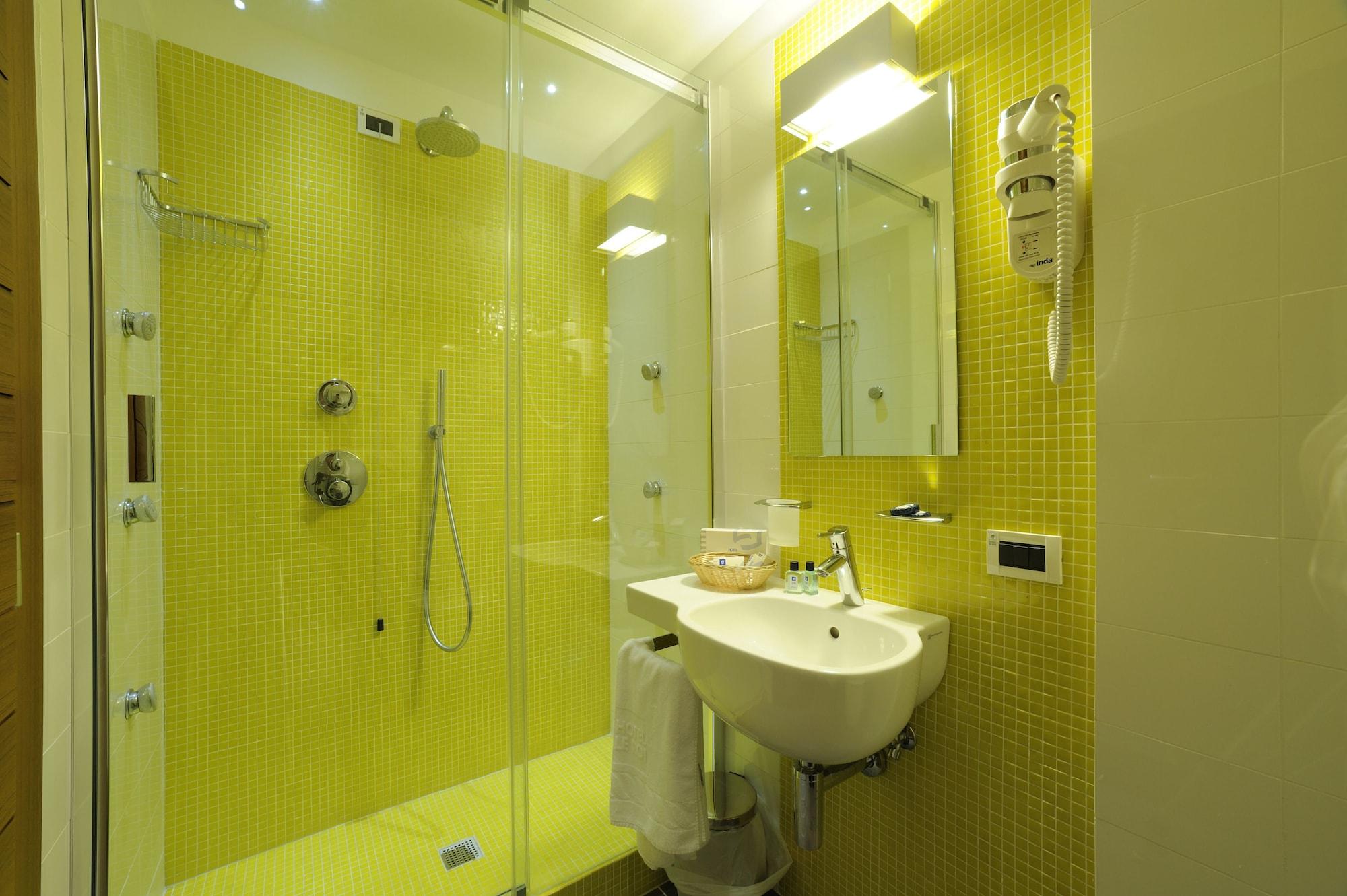 Hotel Le Roi Вараце Екстериор снимка
