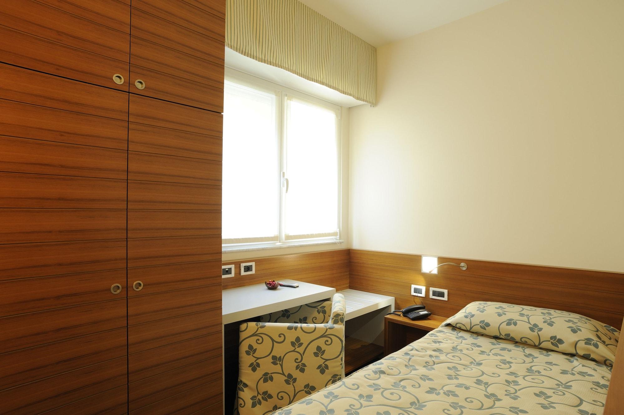 Hotel Le Roi Вараце Екстериор снимка