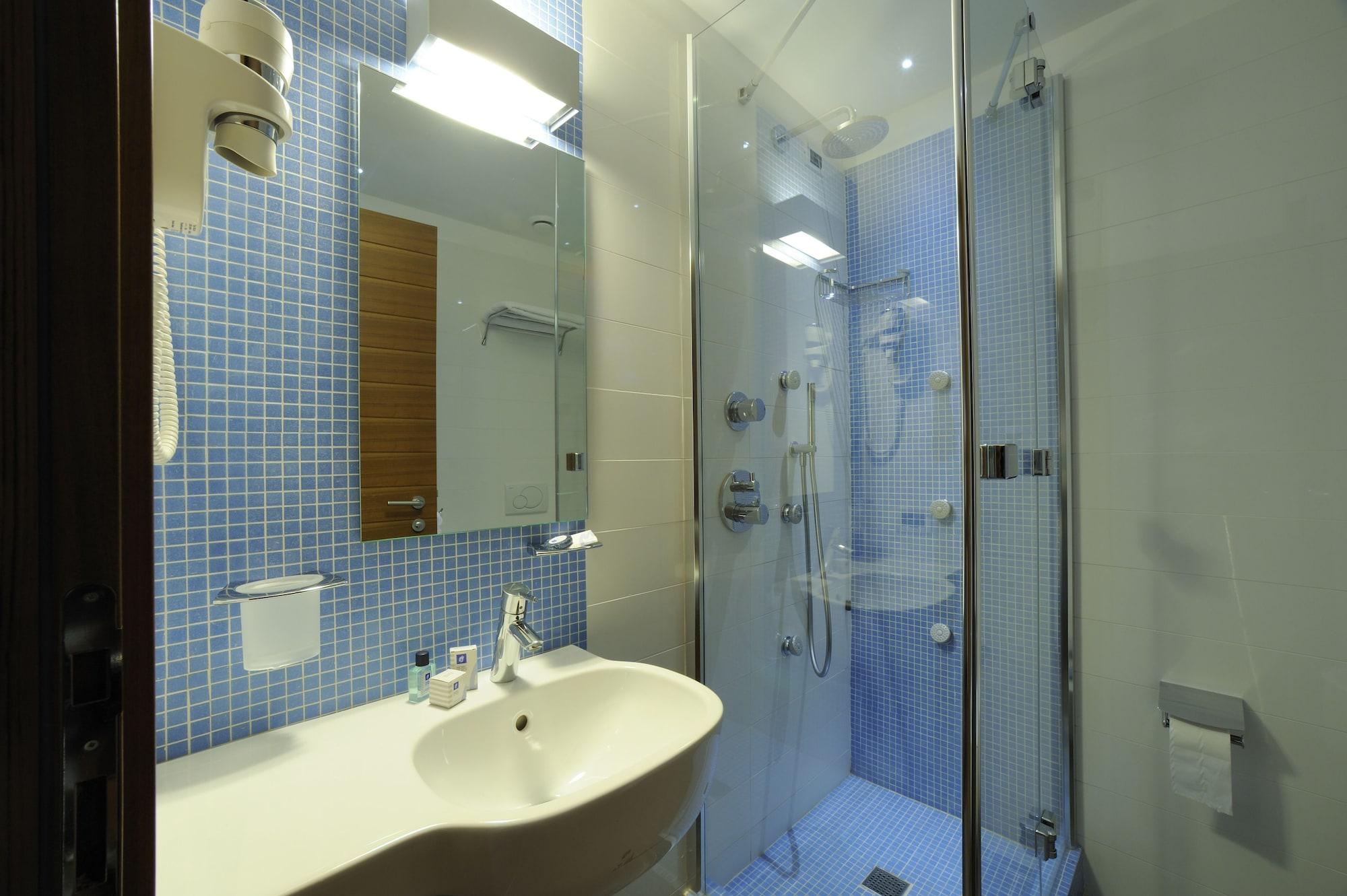 Hotel Le Roi Вараце Екстериор снимка