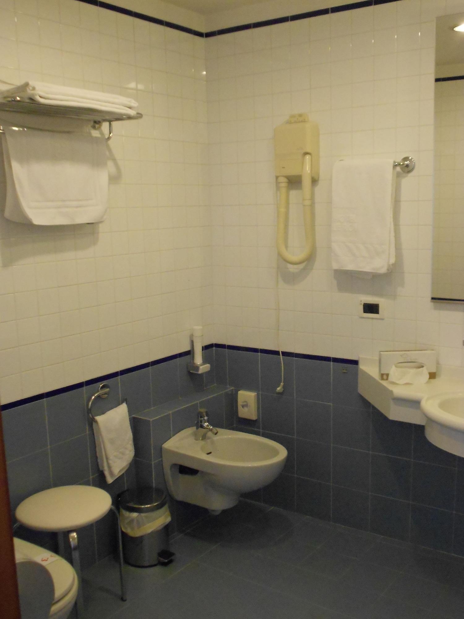 Hotel Le Roi Вараце Екстериор снимка