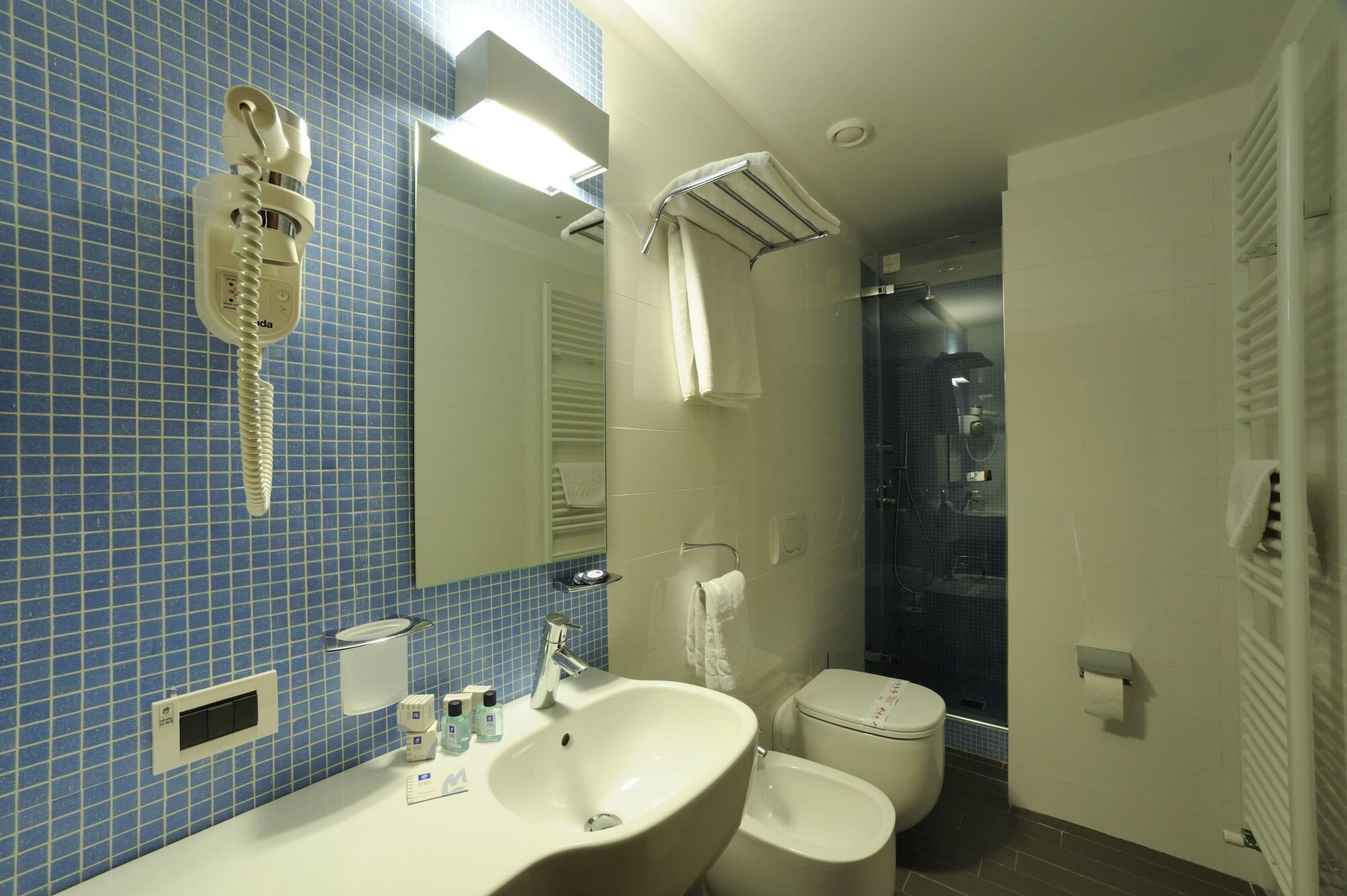 Hotel Le Roi Вараце Екстериор снимка