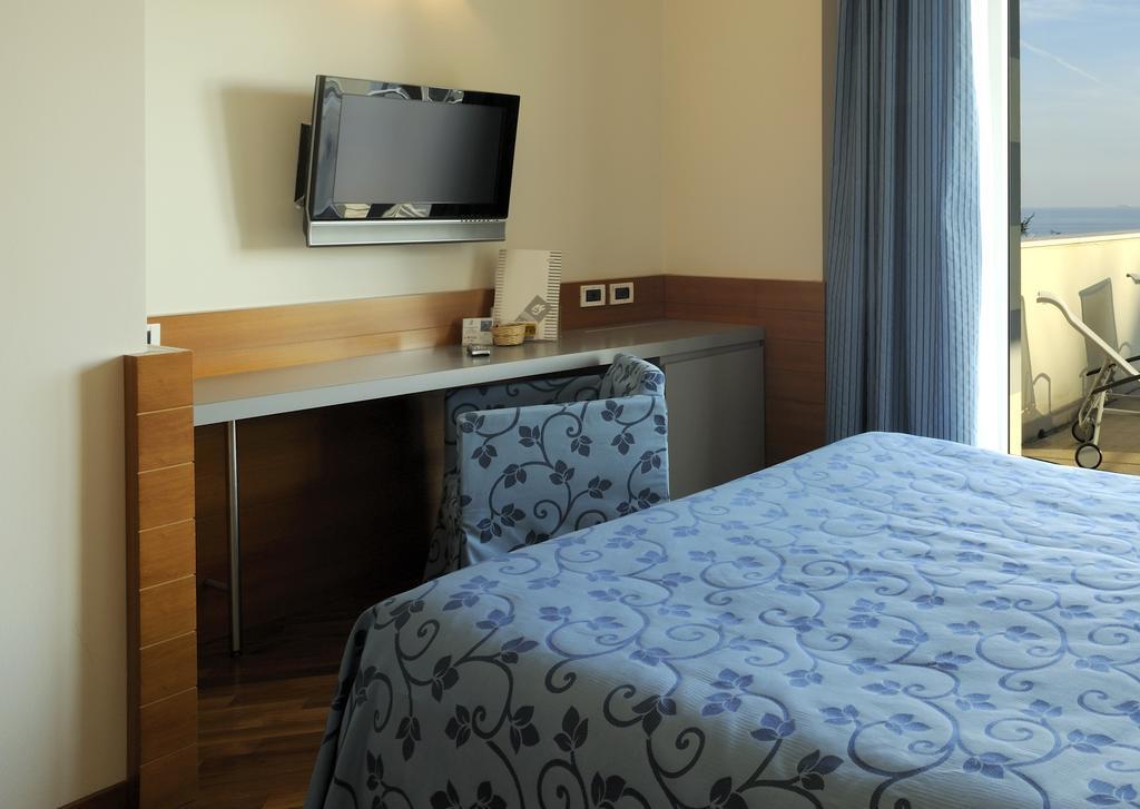 Hotel Le Roi Вараце Екстериор снимка
