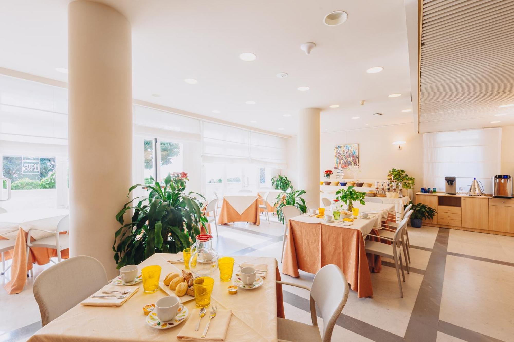 Hotel Le Roi Вараце Екстериор снимка