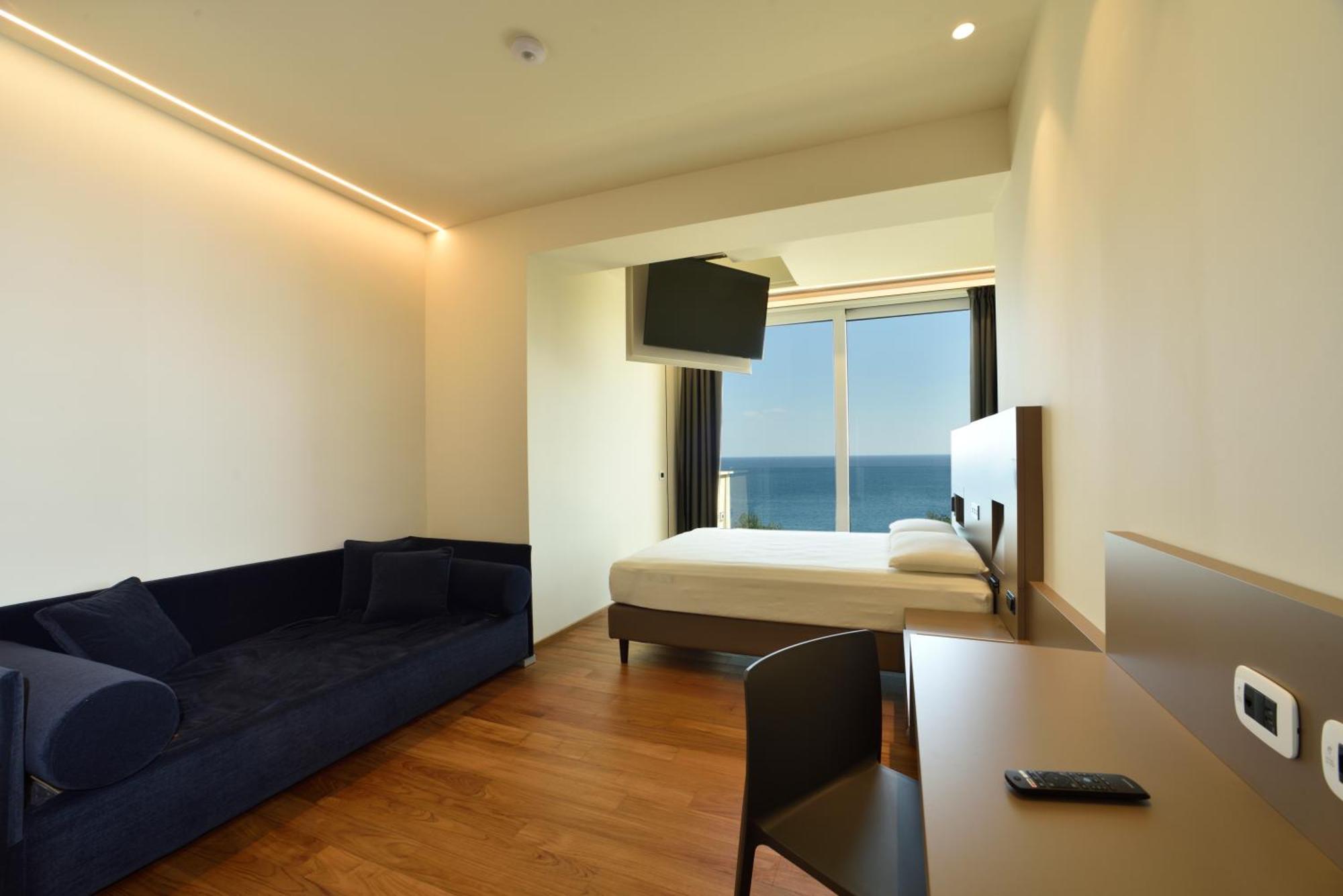 Hotel Le Roi Вараце Екстериор снимка