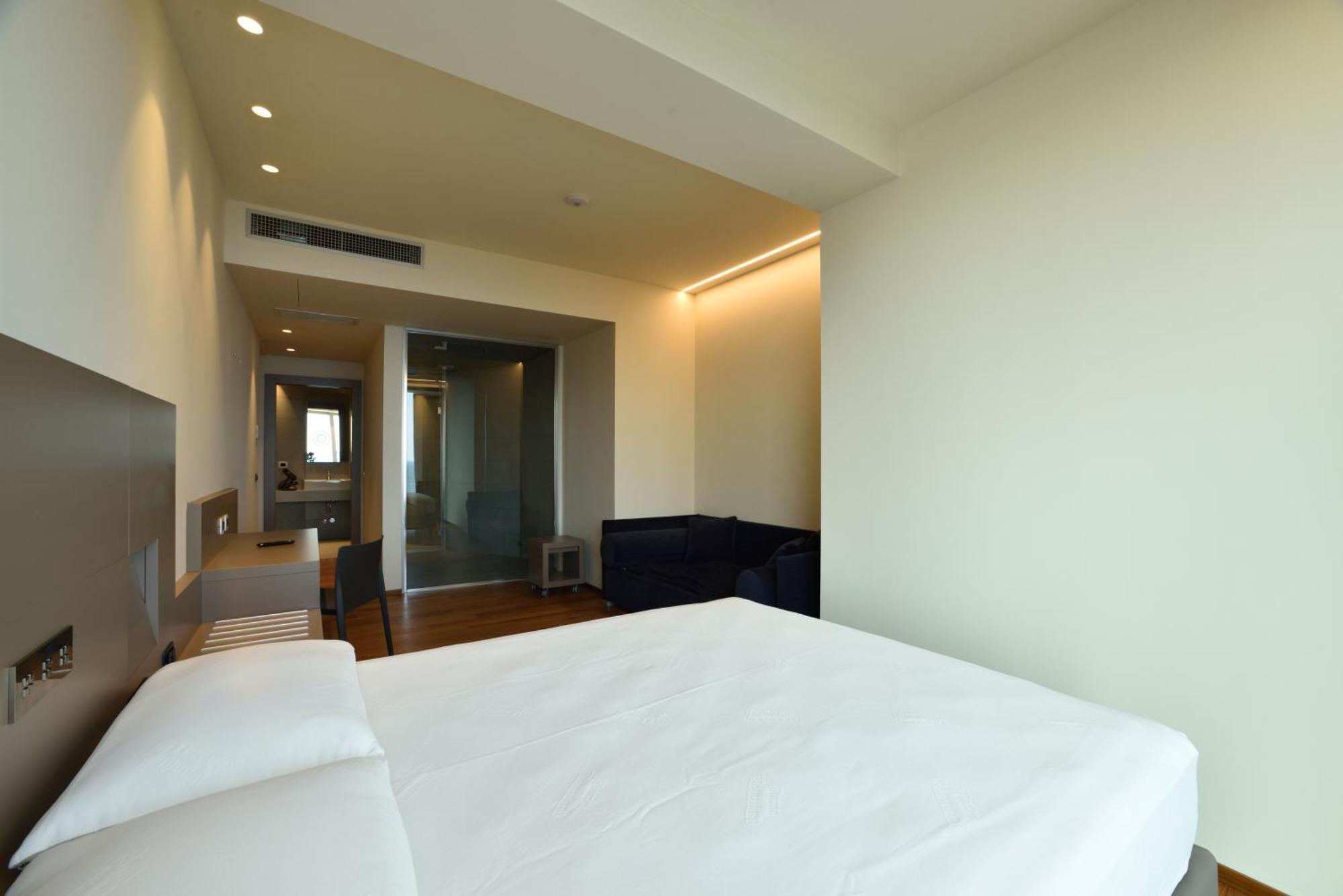 Hotel Le Roi Вараце Екстериор снимка