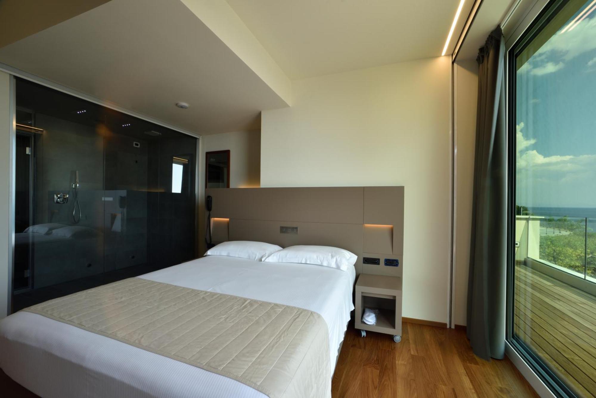 Hotel Le Roi Вараце Екстериор снимка