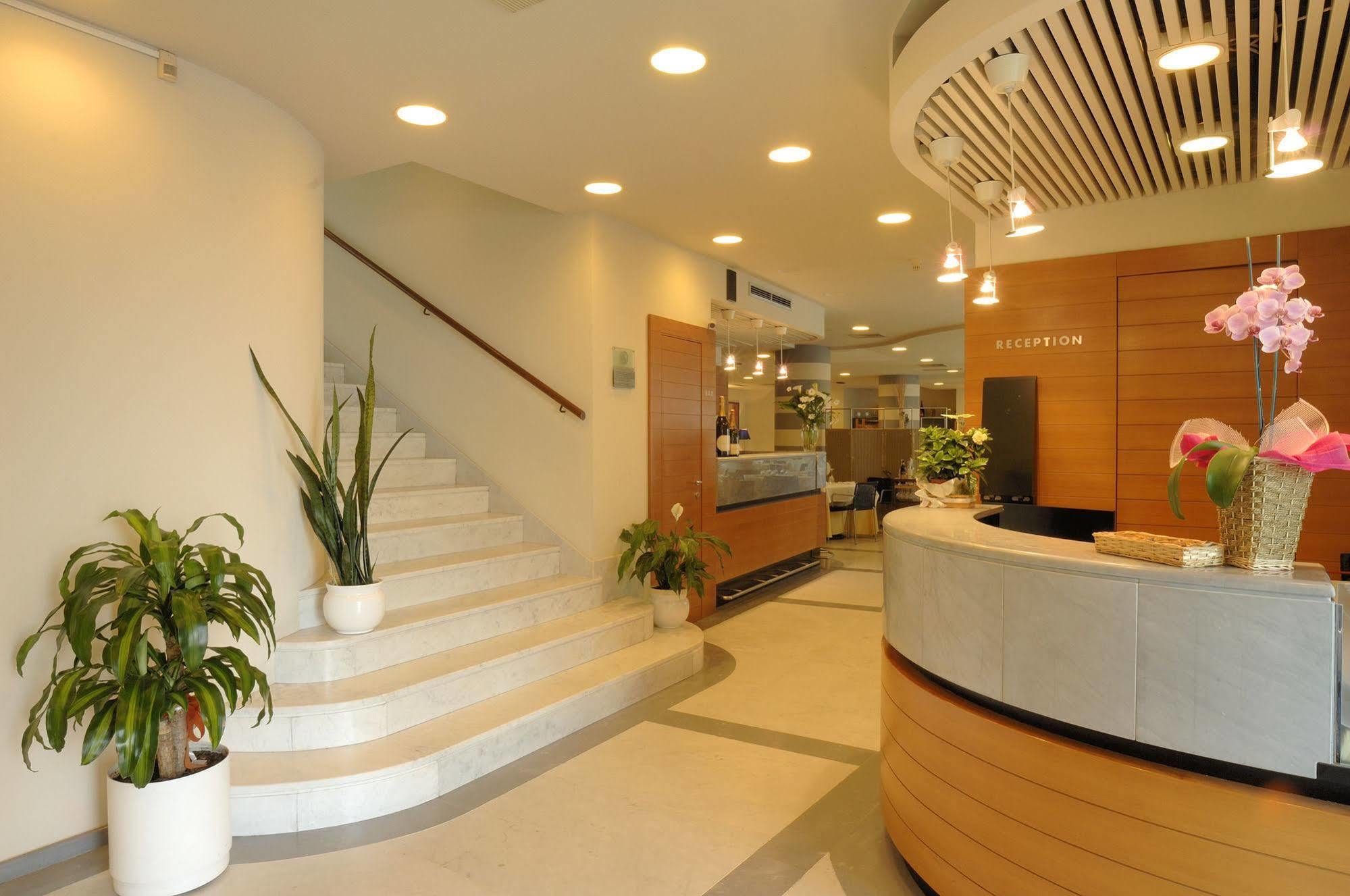 Hotel Le Roi Вараце Екстериор снимка