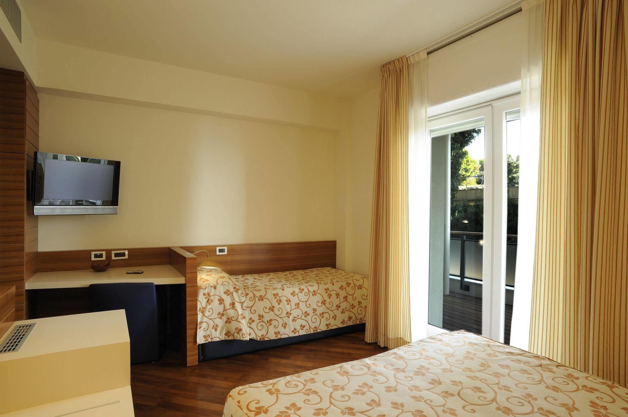 Hotel Le Roi Вараце Екстериор снимка